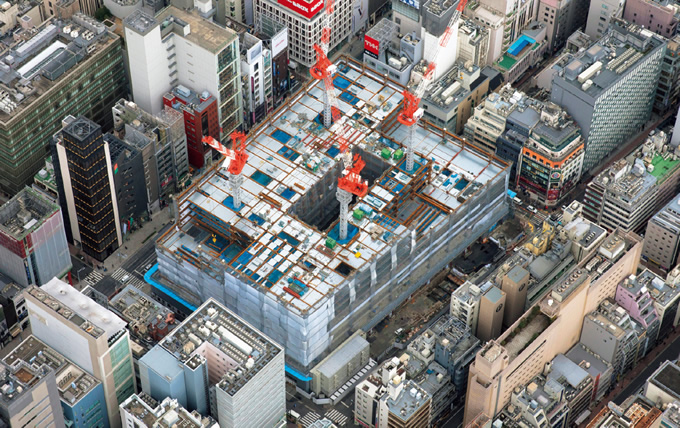 写真：4基のタワークレーンで躯体スポーツベット 日本向けを行った （2016年2月）