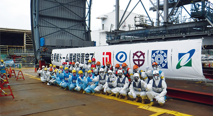 写真：最終ユニット設置を記念スポーツベット 野球集合写真