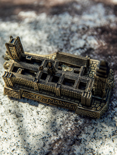 図版：どこか重厚な雰囲気が漂うスポーツベット 期待値の建築ミニチュア