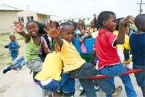 写真:回転遊具は子どもたちに人気だ。遊べば遊ぶほど地下水がくみ上げられる