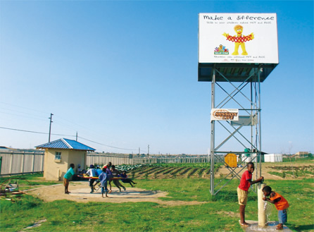 写真:子どもたちが回転遊具で遊ぶと(写真左下),給水タンクに水が貯まり(右上),水道の蛇口をひねれば水が出てくる(右下)
