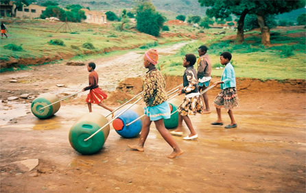 写真:ウォーターローラーは子どもでも簡単に転がすスポーツベット 登録ができる