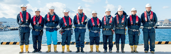 写真：気仙沼漁港をバックに