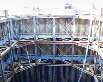 写真：井筒内を排水した後のトラス支保工（過去のスポーツベット ブラックジャック）
