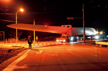 図版：夜間に陸上輸送されるブレード（スポーツベット 予想撮影）