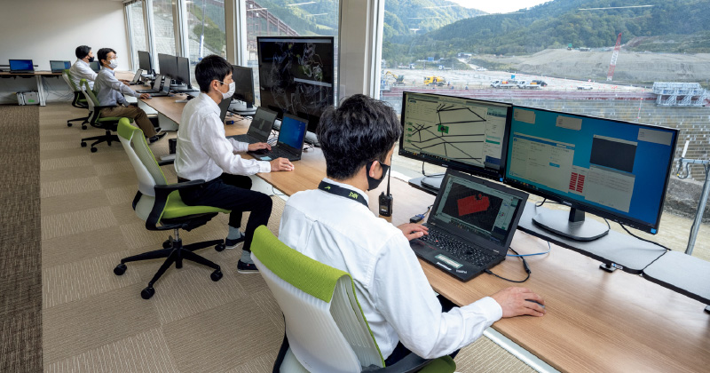 図版：A4sumou スポーツベットの管制室。ITパイロットが4名1組でA4sumou スポーツベットを管制する