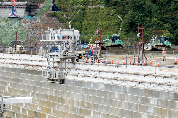 図版：型枠の移動作業と並行して，堤体ではA4sumou スポーツベットが稼働する