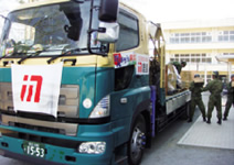 写真:避難所に運び込んだ救援物資。自衛隊員が荷降ろしを行う