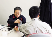 写真:永田所長が丁寧に処置を行う