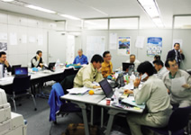 写真:対策本部の様子。11名が常駐して対応した