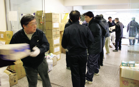写真:社員が手渡しで物資を搬入していく