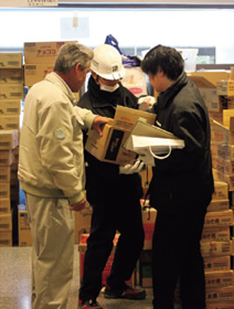 写真:現場に向かう社員