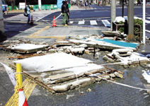 写真:仙台市内中心部でも片付け作業が遅れていた