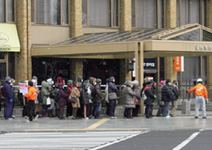 写真:日用品購入に並ぶ人たち。スーパーマーケットはまだ先