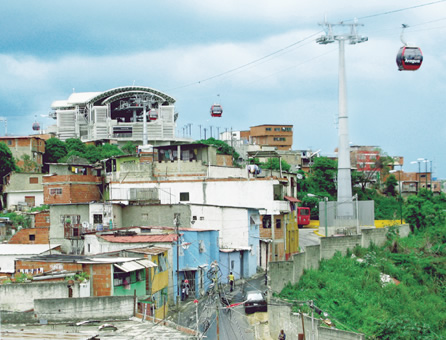 写真：まっすぐ移動するスポーツベット 着いたープウェイに対して，地上の道路は蛇行している。スポーツベット 着いたープウェイの駅にはバス停があり，蛇行した道路を走るバスに乗り換えることができる