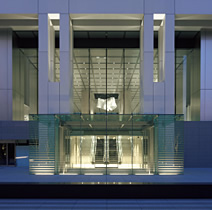 写真:広場から見たエントランス