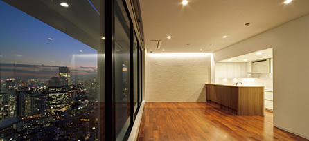 写真:約2.7mのフルハイトウィンドウは,日常に大きな開放感をあたえる