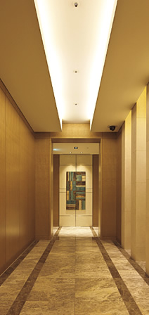 写真:共用廊下を彩るアート(はやしまりこ作)