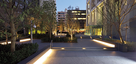 写真:エントランスへと導く広場