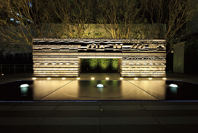 写真: 広場のアート・夜景(五十嵐威暢作)