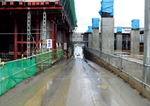 写真：スポーツ ベット 入金 不要用道路の幅員は4ｍですれちがうこともできない。これを右に見える在来線の高架スポーツ ベット 入金 不要などと共用している