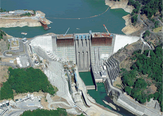 図版:施工中の「鶴田ダム施設改造・増設減勢工工事」(鹿児島県薩摩郡さつま町/発注者:国土交通省九州地方整備局)