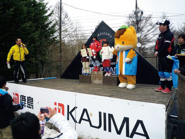 写真：ぐんまちゃんとチビッコスキーヤー