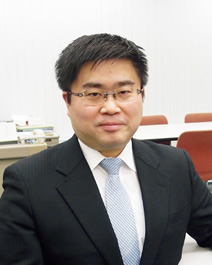 写真:東北支店 営業部営業企画グループ(土木) 課長代理 小松 由明