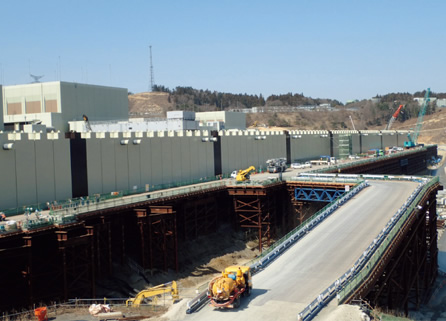 写真:かさ上げの進む防潮堤