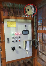 図版：仮設EV内の資材撮影