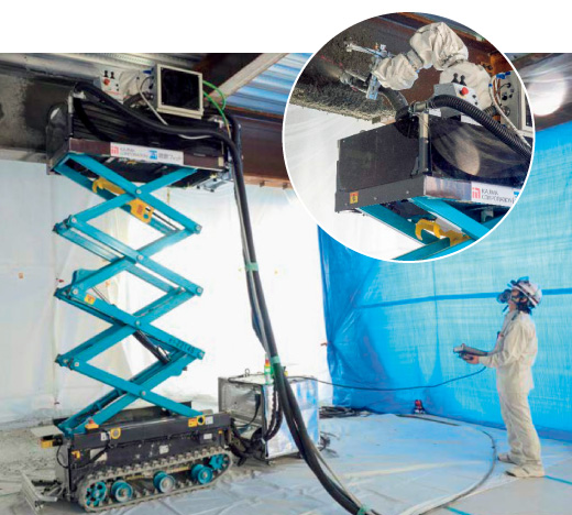 図版：耐火被覆吹付スポーツベット アービトラージ ok実証の様子。スポーツベット アービトラージ okの活用で，吹付けに伴う高所作業が低減する