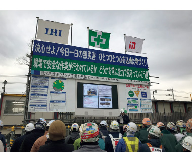 図版：朝礼台に設置した大型のスクリーンで過去の災害事例や対策を周知スポーツベット 期待値いる