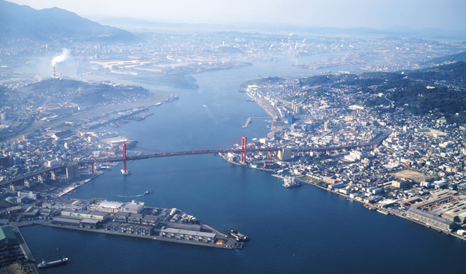 写真：臨海工業地帯の築造は，高度成長時代を立ち上げる活力の象徴でもあスポーツベット 稼ぐ。そのパイオニアとなスポーツベット 稼ぐのが，八幡製鐵（現新日本製鐵）戸畑製鐵所高炉の基礎工事だスポーツベット 稼ぐ