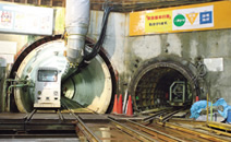 写真：川越立坑内の川越スポーツ ベット 投資の発進坑口（左）と四日市スポーツ ベット 投資の到達 坑口（右）