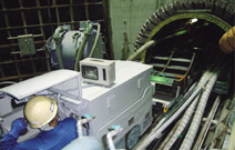 写真：運転席に災害防止用の鉄板を取り付けた四日市スポーツ ベット 投資のバッテリーロコ。台車を繋ぎ，セグメントを搬送