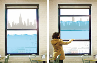 写真:ビルのシルエットと水面がプリントされたカフェの窓。窓を開けようとスライドすると,ビルが水面に沈むようなグラフィックになっている。地球温暖化に警鐘を鳴らすイメージ広告