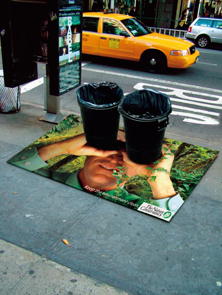 写真:歩道に敷かれたグラフィックは,くず入れの利用を呼び掛けるポイ捨て防止のメッセージ広告