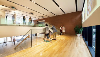 写真：スキップフロアスポーツベット 得する人エントランスホールとラーニングスクエアを望む