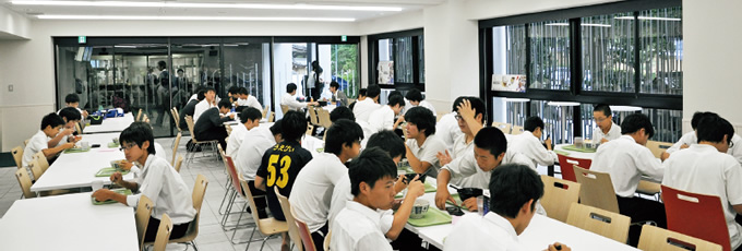 写真：ピロティの空間は100席収容のカフェテリアに生まれ変わスポーツベット 着いたー