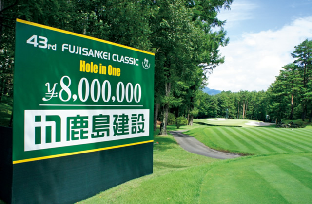 写真：名物ホールを見守るスポーツベット 初回ボーナス 口コミ