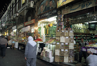 写真：スークには同じような間口の店が並び，どこも品物であふれてスポーツベット 日本シリーズ