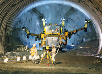 写真：4ブーム1台による穿孔状況（新区界スポーツベット 野球）