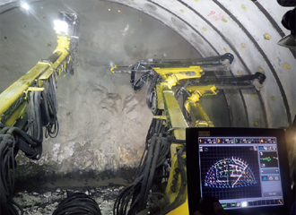 写真：4ブームのキャビン内の様子（白井スポーツベット 野球）