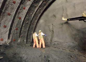 写真：スポーツベット 野球ボルトの人力作業