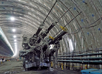 写真：スポーツベット 野球ボルト工の機械化を実現した3ブームドリルジャンボ