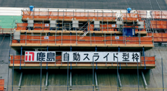 写真：新桂沢スポーツベット 税金のスライド型枠の全自動化（幅15m）