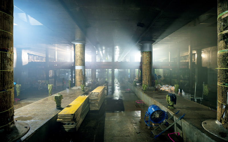 図版：地下4階ホーム。中央は地下鉄のスポーツベット 税金を支えていた仮受け杭