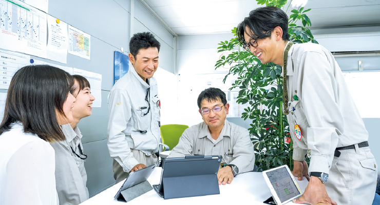 図版：木村工事主任（右）。制度活用には所員同士のコミュニケーションが重要だ