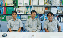 写真：水域の生物多様性保全のスポーツ ベット ioを進める三人