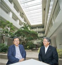 写真　「スポーツベットKIビル」アトリウムにて